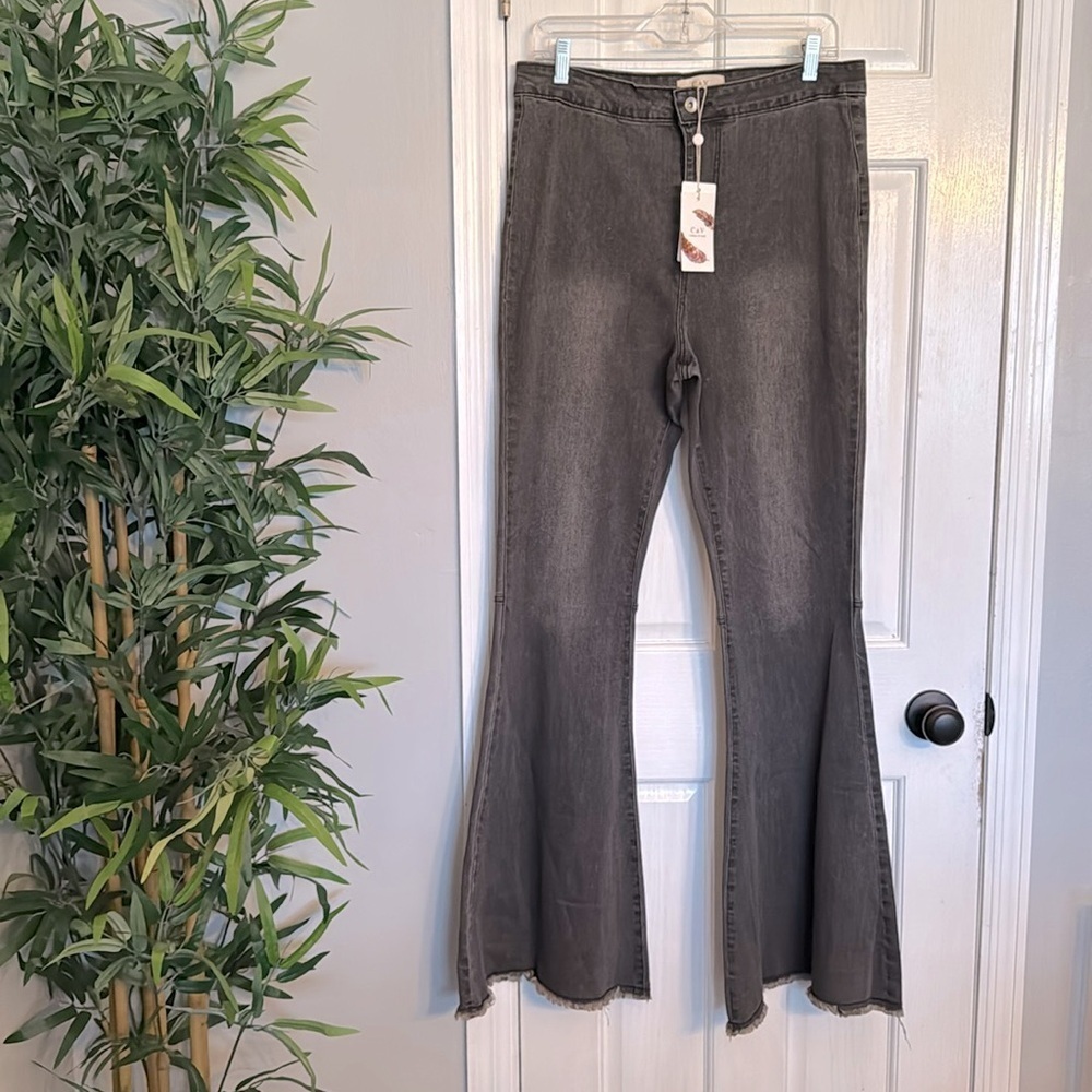Chloe & Violet charcoal light washed flare jeans NWT 30